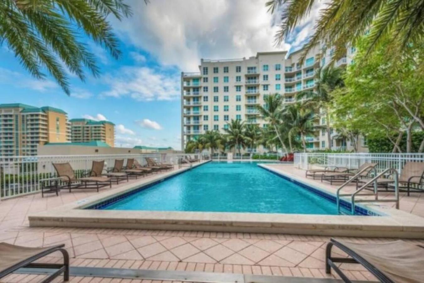 Apartment In Casa Costa Condo!Beach Pass Included ボイントンビーチ エクステリア 写真